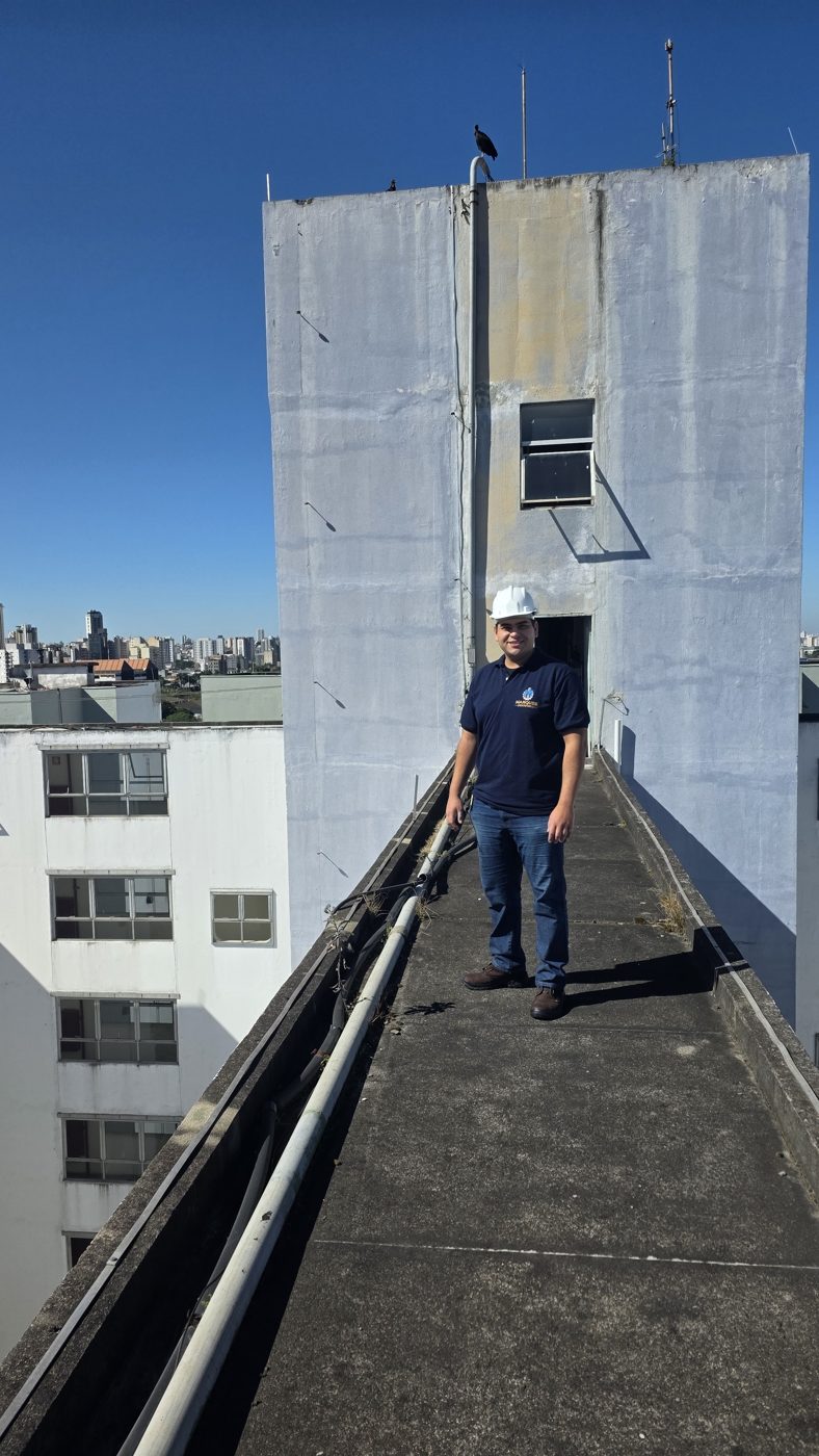 David Alexandre Marques, engenheiro civil, em vistoria de cobertura