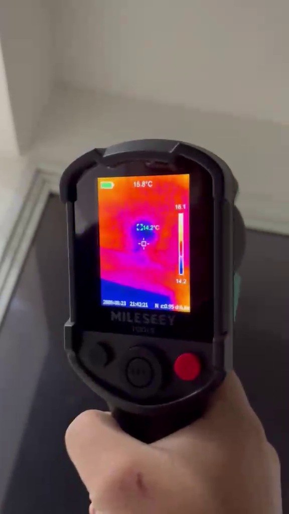 Câmera termográfica com imagem térmica na tela
