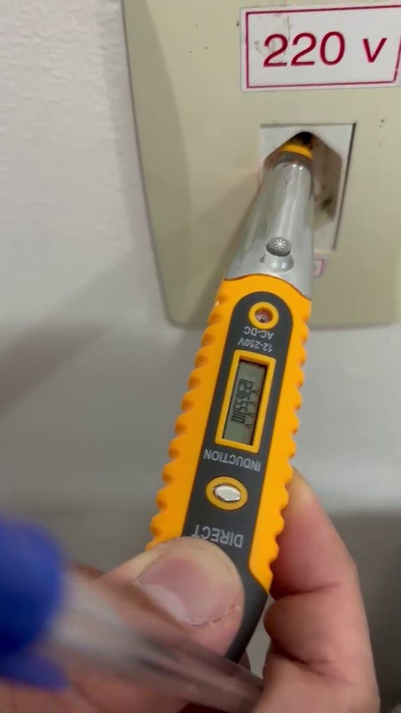 Detector de tensão em uma tomada de 220 V