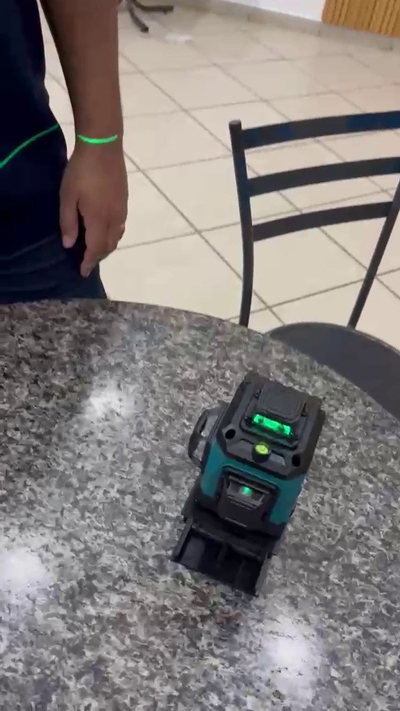 Nível a laser verde sobre bancada de granito