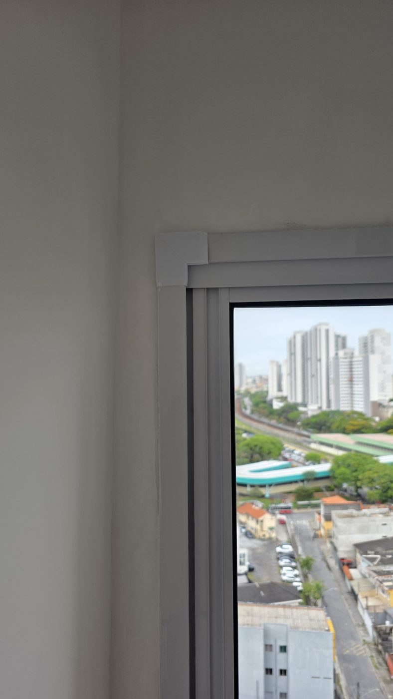 Detalhe de esquadria de alumínio e acabamento da parede