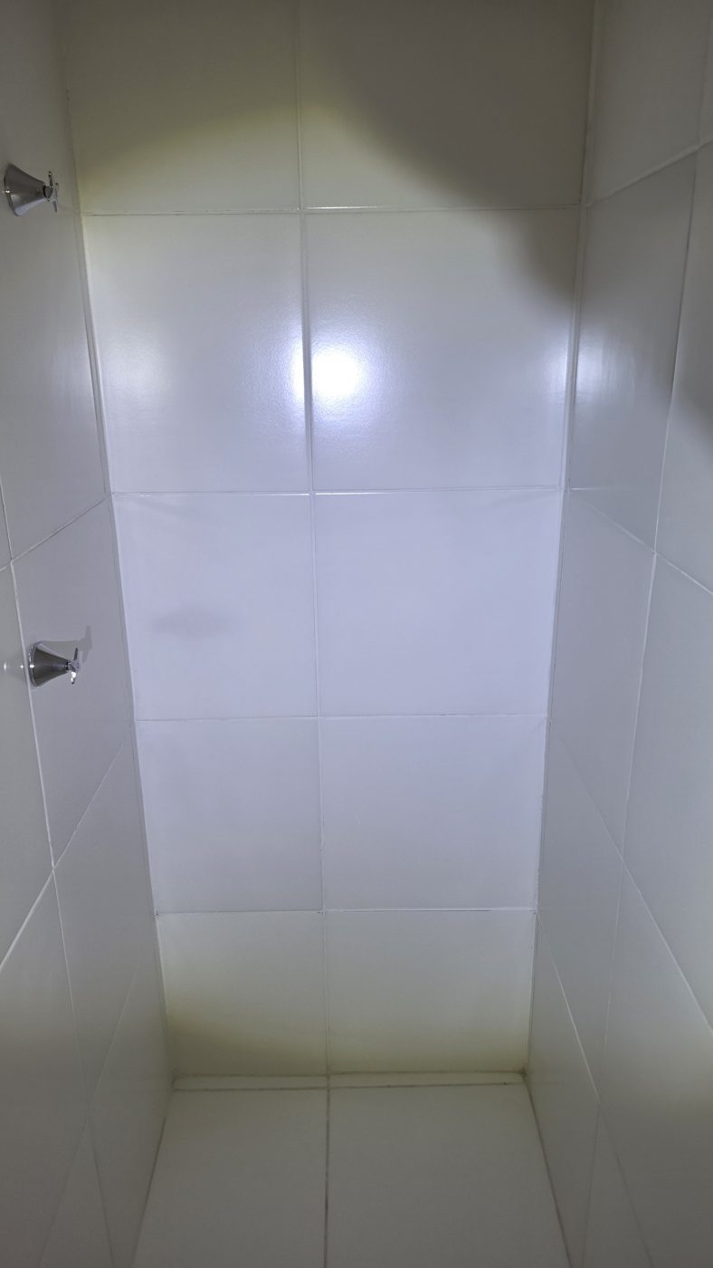Revestimento de banheiro iluminado com luz rasante