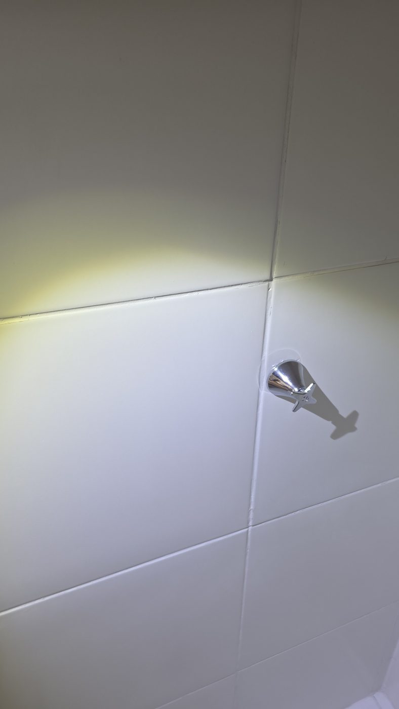 Revestimento cerâmico de banheiro com luz rasante